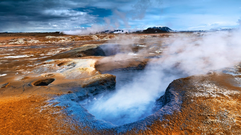 Dai suoi strati più profondi sale in superficie un lento, continuo calore. Il suo strato superficiale, fertile, alimenta raccolti agricoli il cui impiego a fini energetici è divenuto oggi una sfida, a tratti problematica.