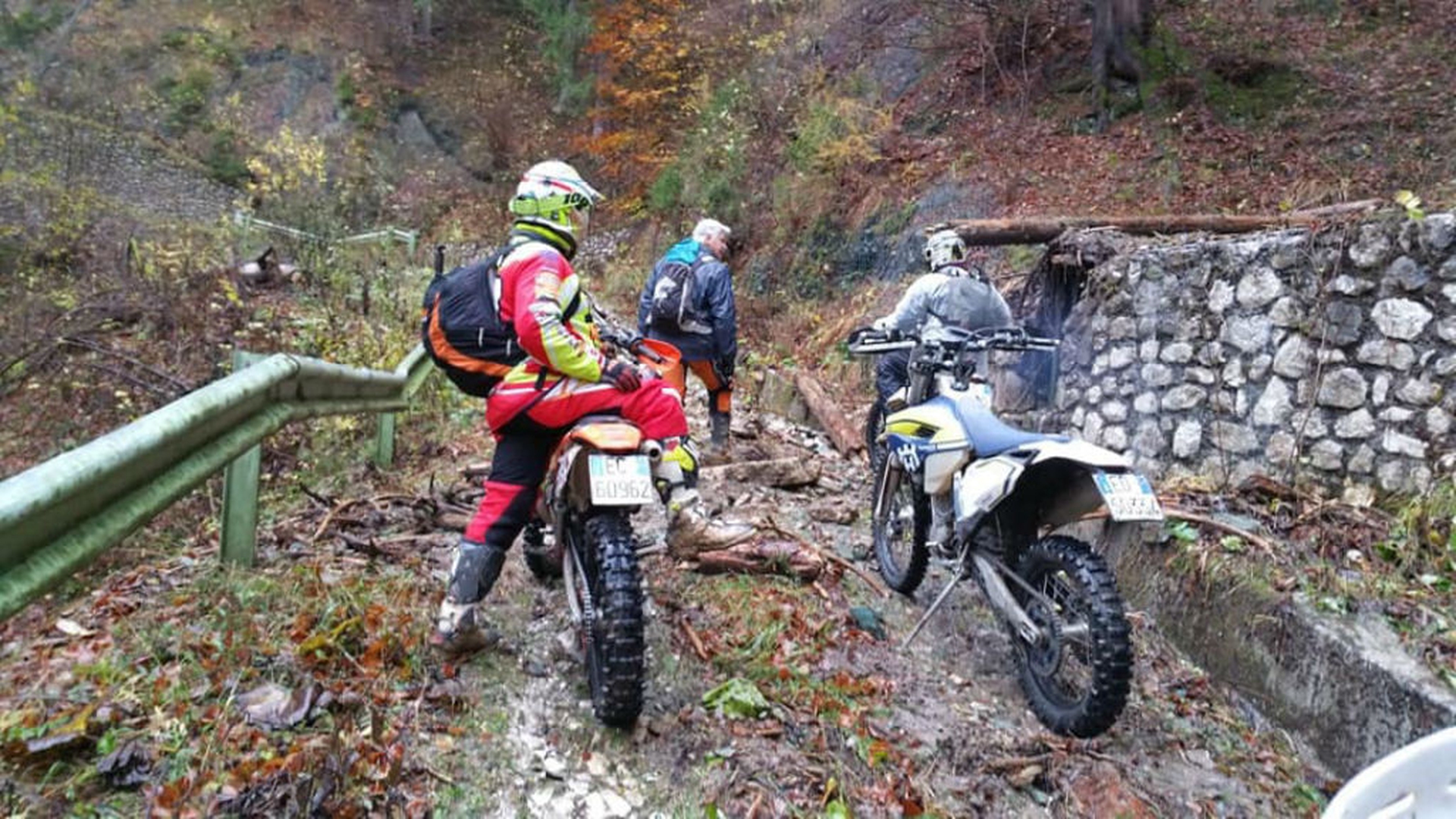 Strada interrotta da una frana