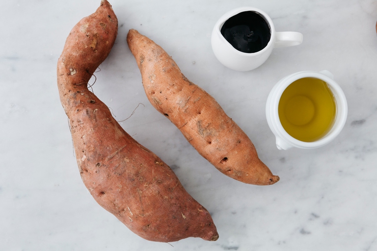 Ingredienti per la preparazione delle patate dolci al forno © Laura La Monaca