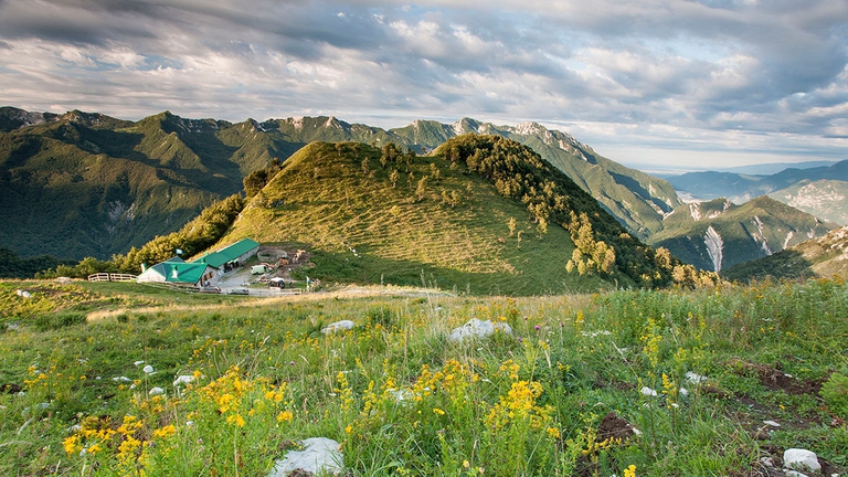 Il patrimonio paesaggistico dei nostri parchi è immenso. Qui è ritratta Malga Confin, nel Parco delle Prealpi Giulie. (Foto del Parco)