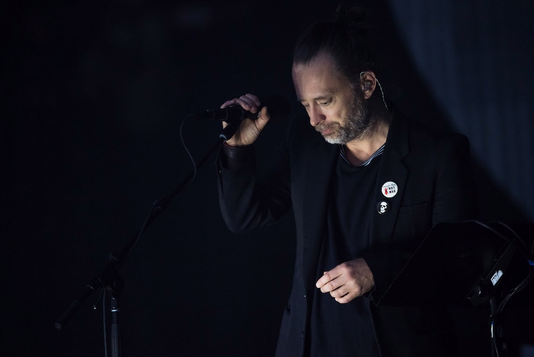 Thom Yorke canta sul palco.