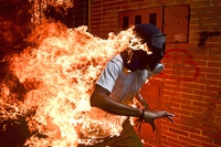 World Press Photo 2018, the winning image shows how the crisis is burning Venezuela