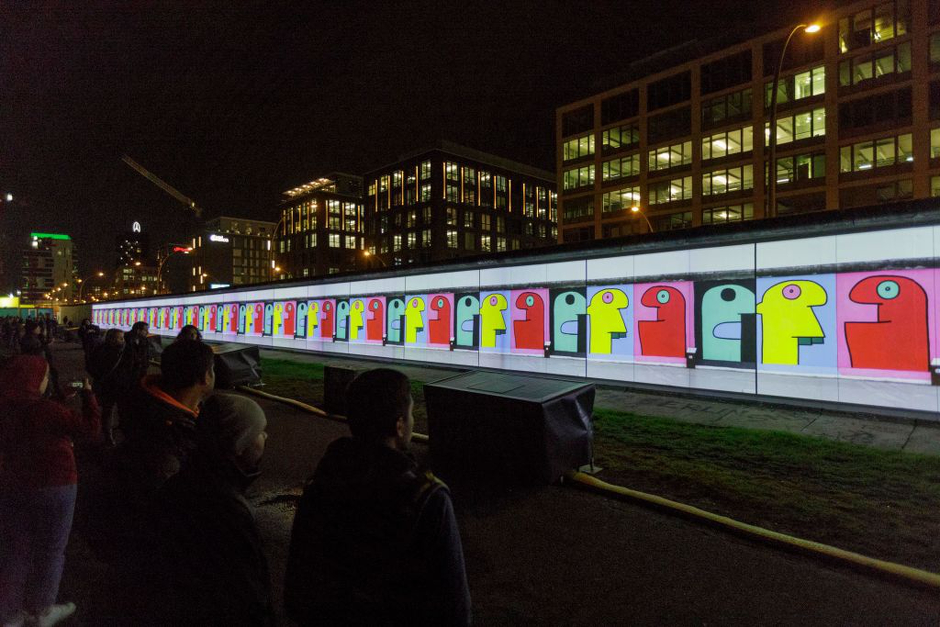 Il Muro di Berlino utilizzato in questi giorni di celebrazione per diffondere immagini sull'anniversario