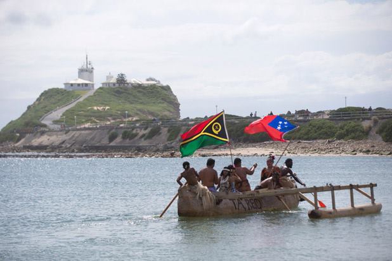 manifestanti a bordo di canoe tradizionali