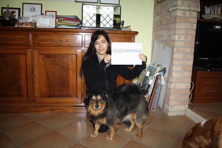 Giulia e Yuma stanno con i beagle