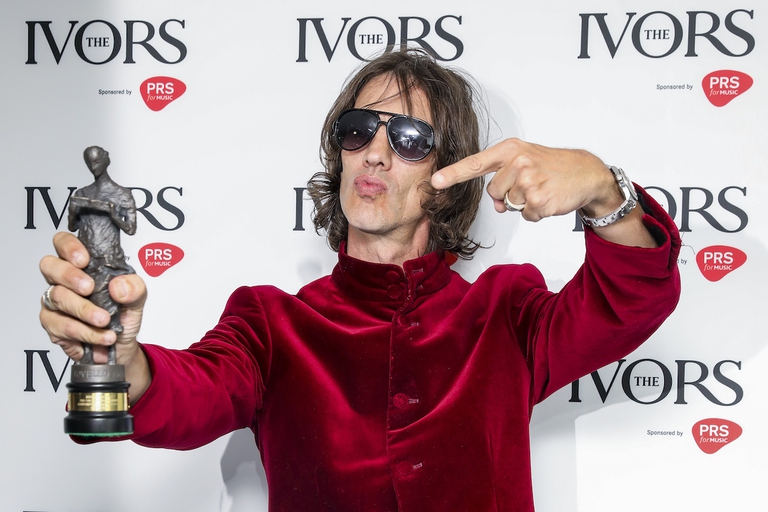 Richard Ashcroft presenta il premio Ivor Novello.