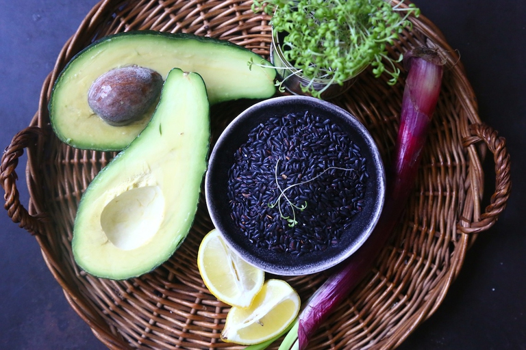 riso Venere con avocado e germogli