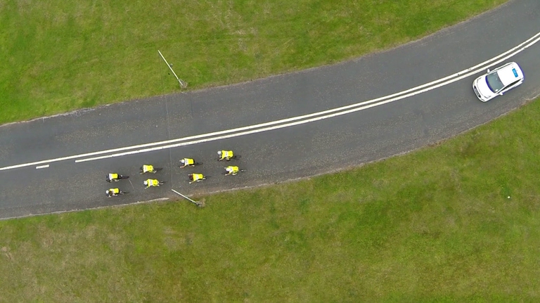 ciclisti pedalano in coppia