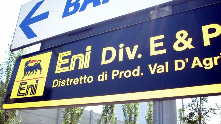 Secondo alcune stime della British Petroleum, solo la Basilicata dispone di riserve provate pari a 1,4 miliardi di barili. In quella regione di boschi e monti e colli fin giù nella valle spicca, nota stonata tra tanto verde, il grigio del Centro oli più grande d’Italia.
