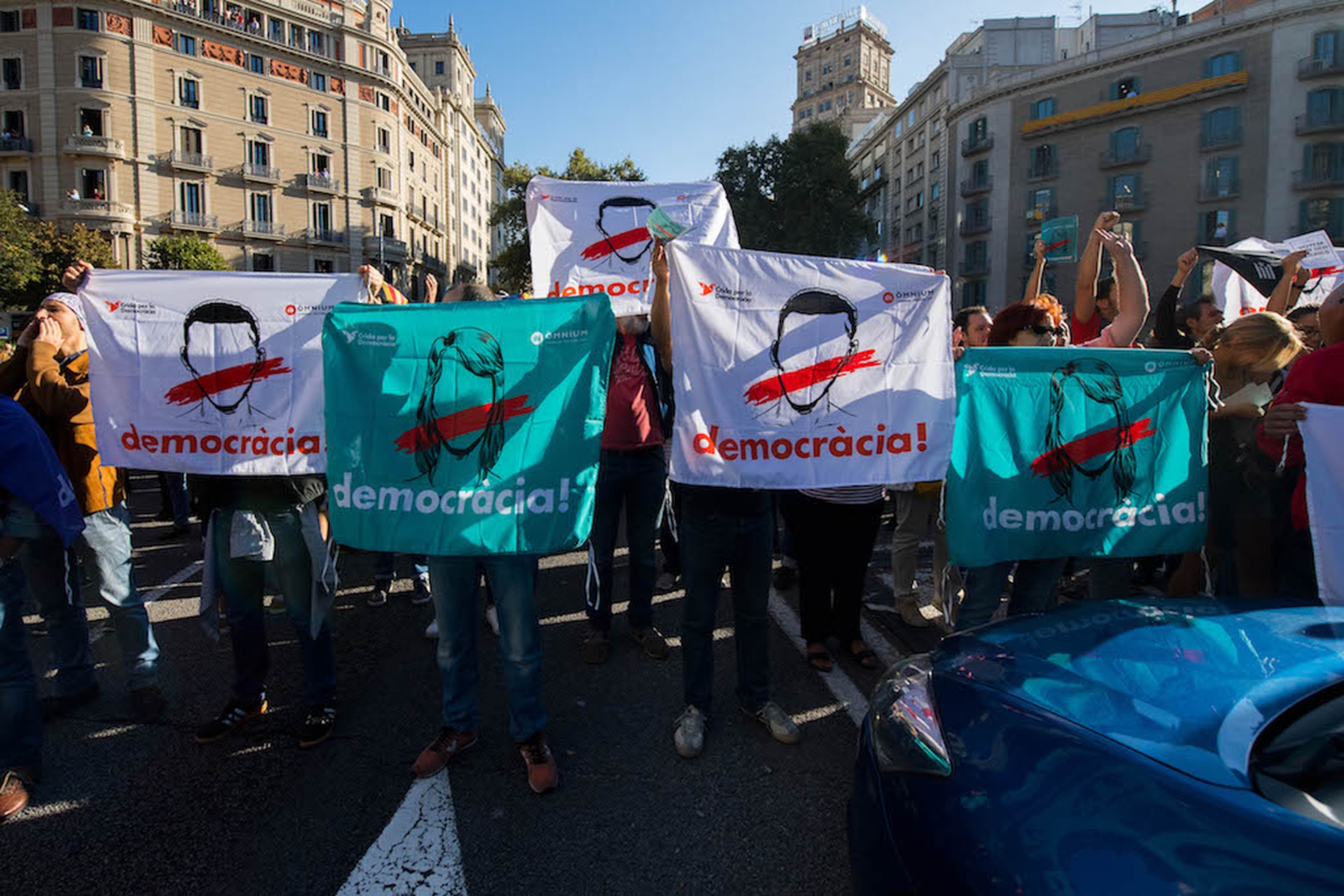 Una protesta contro le perquisizioni di uffici governativi catalani da parte della polizia nazionale spagnola