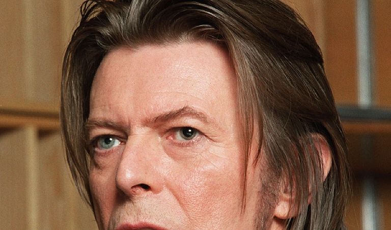 Primo piano degli occhi di David Bowie.