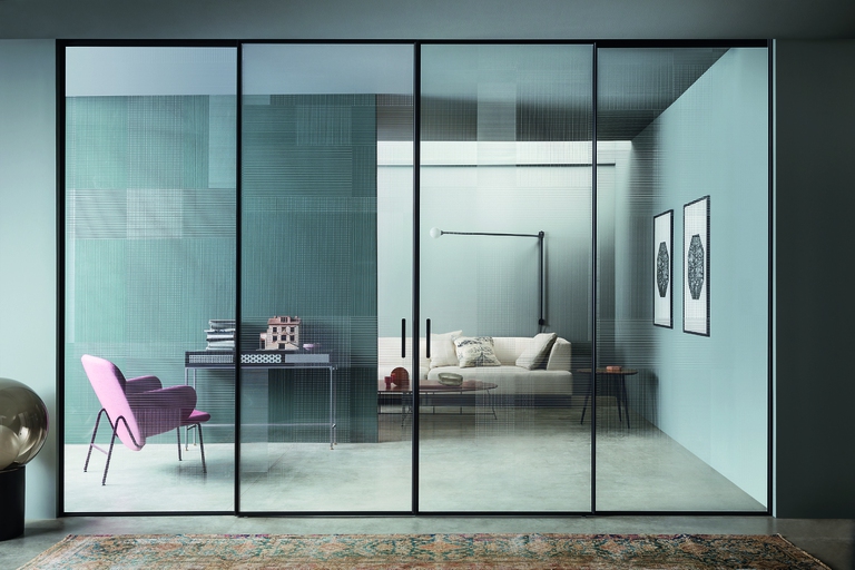 L'uso del vetro negli interni: quinte scorrevoli in vetro, design Piero Lissoni per Lualdi. Photo ©Beppe Raso 