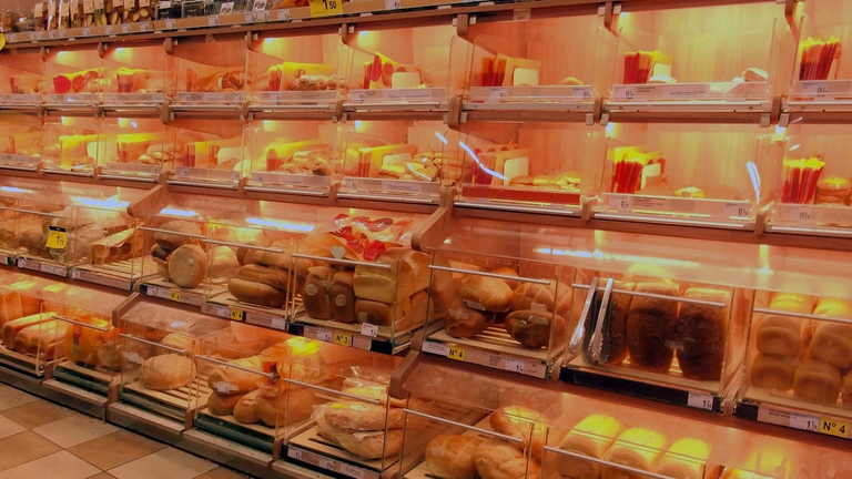 L'esigenza dei supermercati di avere il pane caldo in vendita fino alla chiusura è causa di spreco.