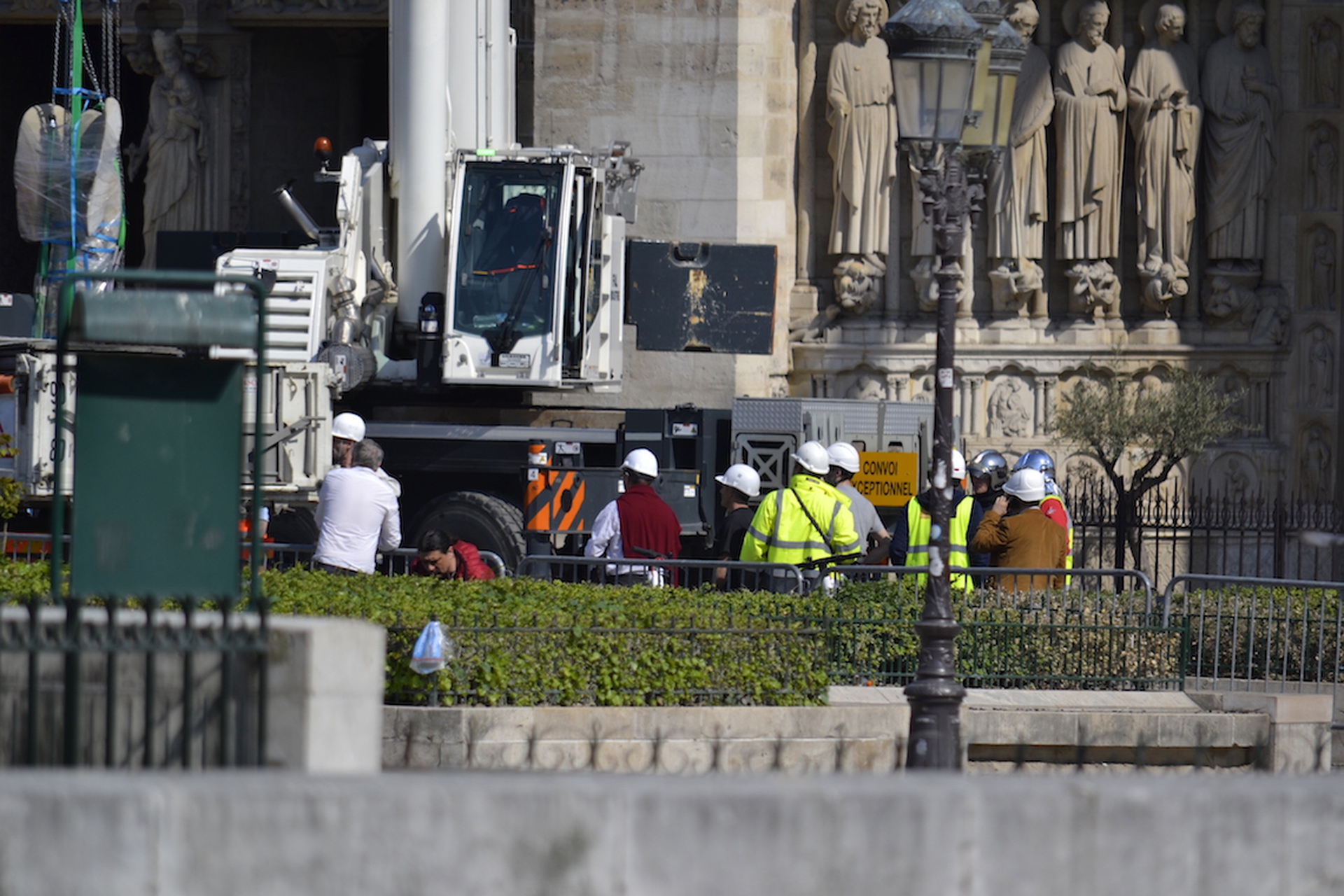 La cattedrale di Notre Dame a Parigi dopo il rogo29