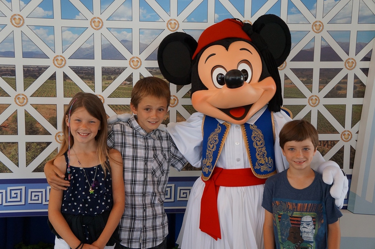 Topolino posa per una foto con dei bambini