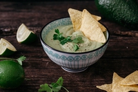 Crema fredda di avocado da servire con tortillas