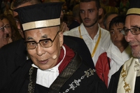 Il Dalai Lama ha ricevuto la laurea honoris causa in Psicologia clinica e della salute dall’Università di Pisa