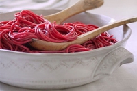 Spaghetti rossi al pesto di barbabietola