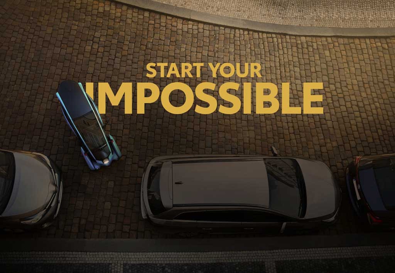 Fra i soggetti della campagna Start Your Impossible, anche la mobilità del futuro secondo Toyota: i-Road è un veicolo ultracompatto pensato gli ambiti urbani.
