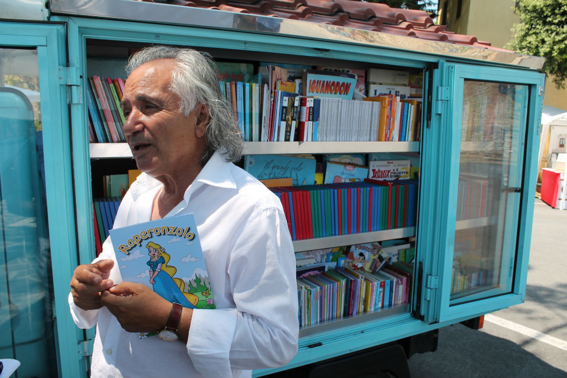 Bibliomotocarro e il maestro che gira in apecar per portare i libri ai  bambini - LifeGate