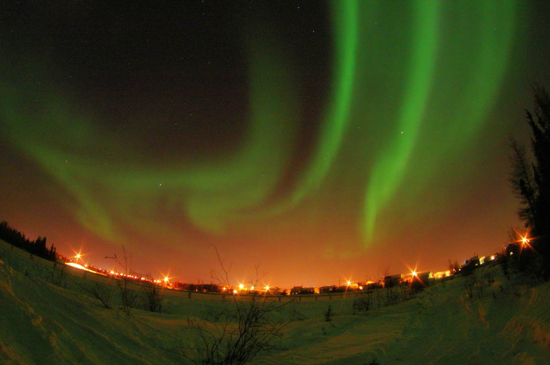 Northern_Lights_at_Yellowknife