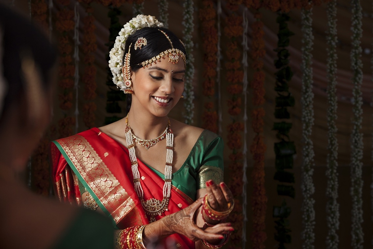 Giovane donna indiana in abiti tradizionali con tatuaggi di henné