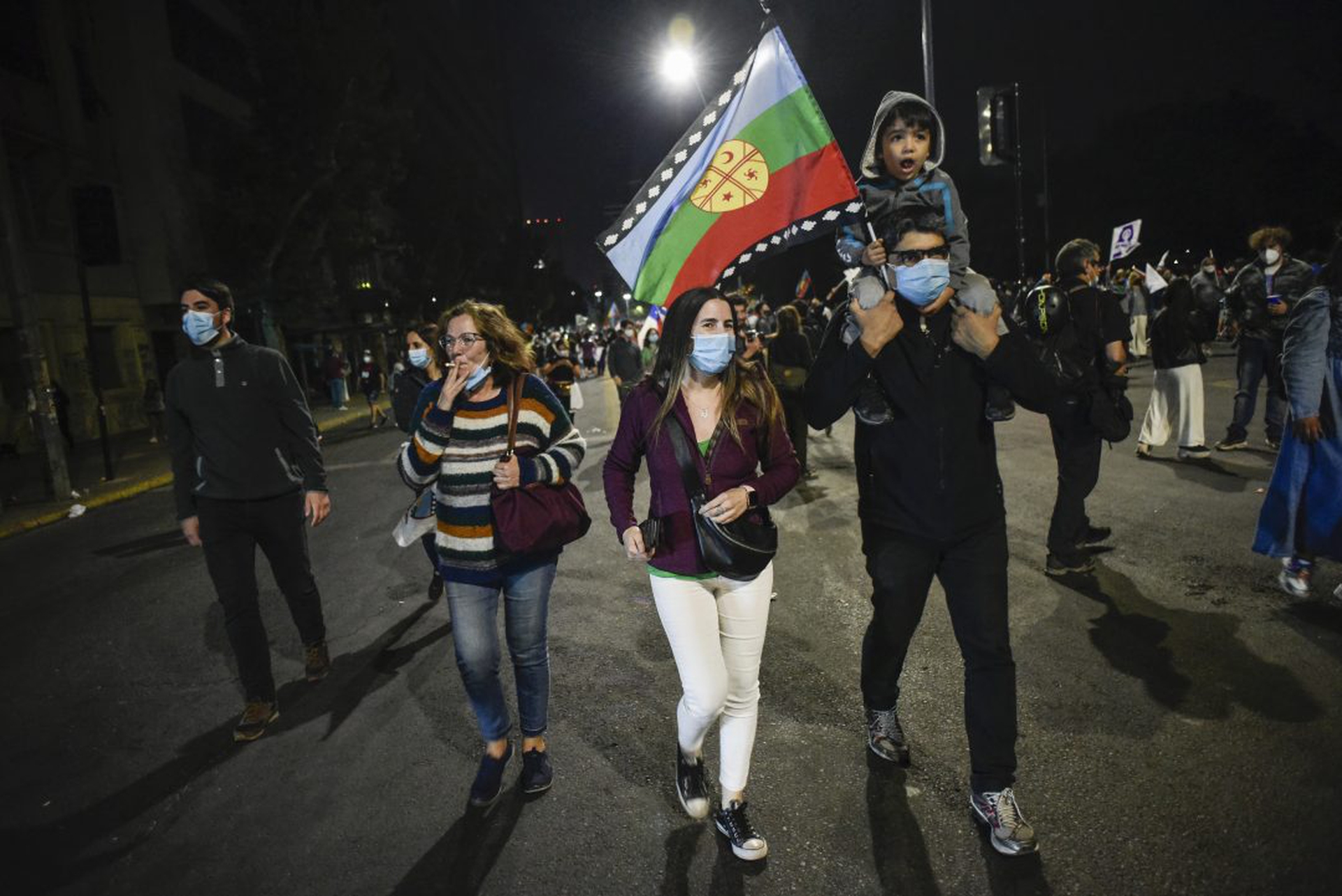 Le operazioni di voto al referendum e i festeggiamenti per la vittoria del sì