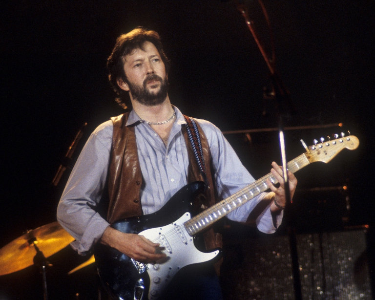 Eric Clapton suona la sua chitarra “Blackie” 1970 Fender Stratocaster sul palco del Cow Palace di San Francisco il 7 febbraio 1983 durante il "Money&Cigarettes" tour.