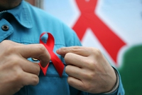 È morto Patrick O’Connell, ideatore del nastrino rosso simbolo della lotta all’Aids