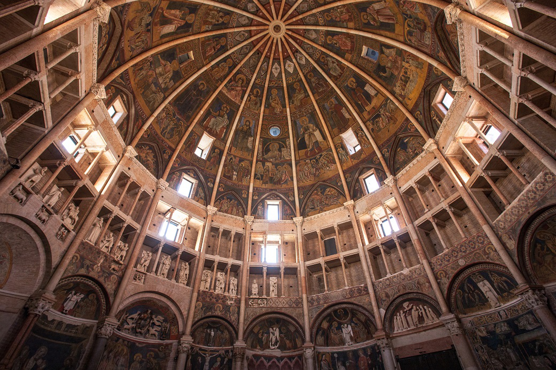 L'interno del Battistero a Parma