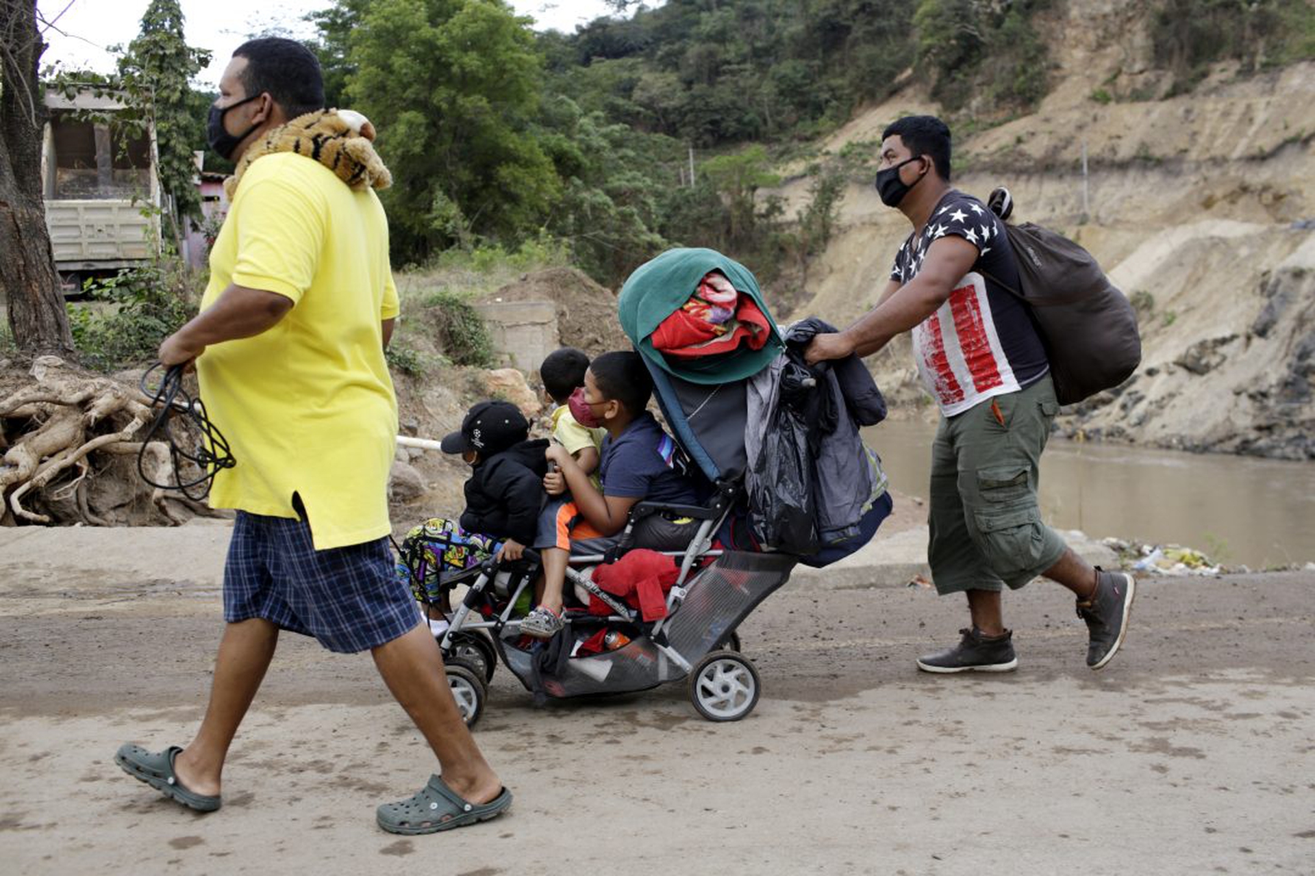 Una carovana di migliaia di migranti è stata bloccata con la forza in Guatemala