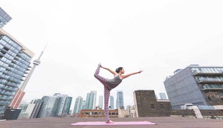 persona che fa yoga su un tetto in occasione della holis week