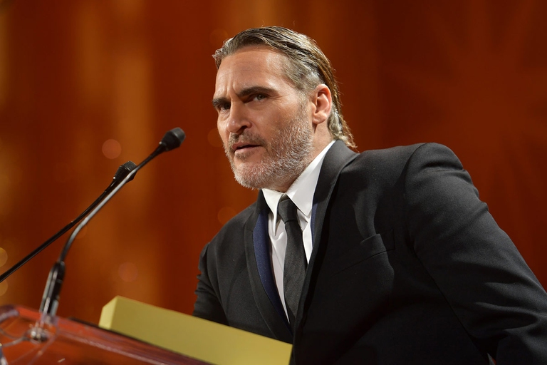 Phoenix sul palco durante un discorso