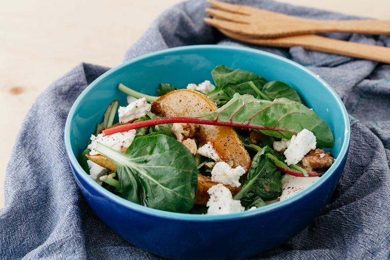 Insalata con pere caramellate e formaggio di capra