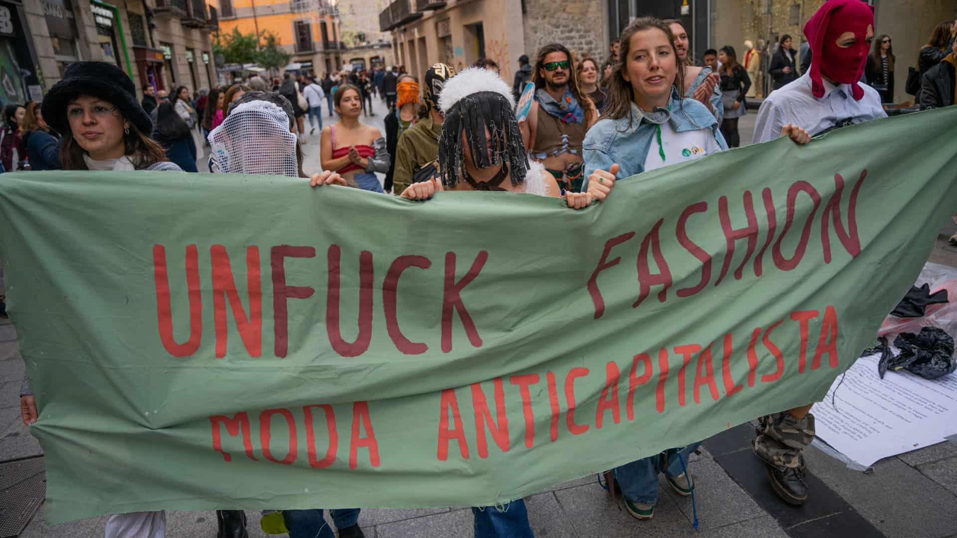 Il libro della moda anticapitalista: intervista all’autrice Tansy E. Hoskins