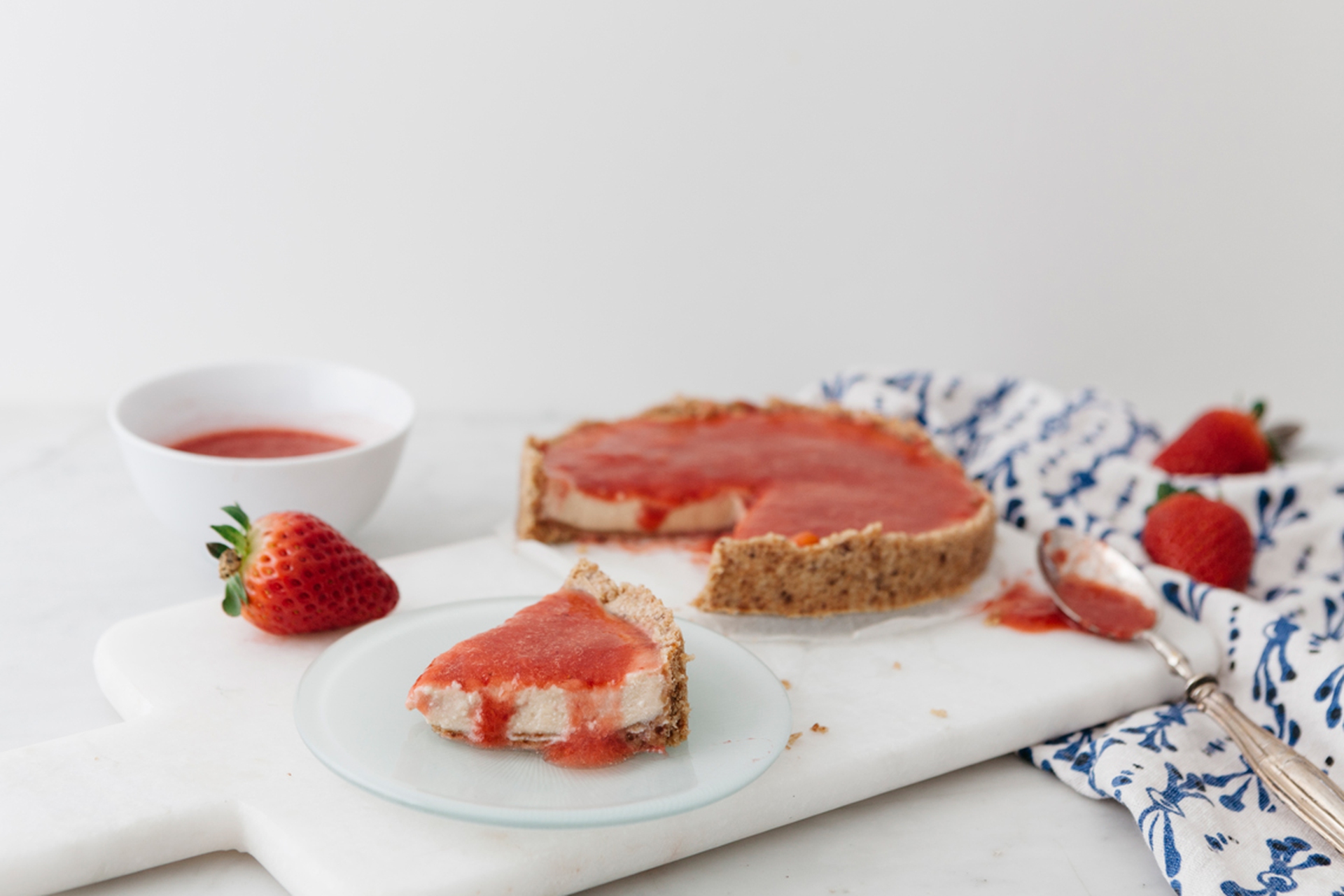 Cheesecake con farina di farro, ricotta e salsa di fragole