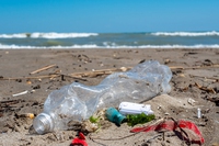 Ogni cento metri di spiaggia ci sono 705 rifiuti. I risultati dell’indagine Beach litter di Legambiente