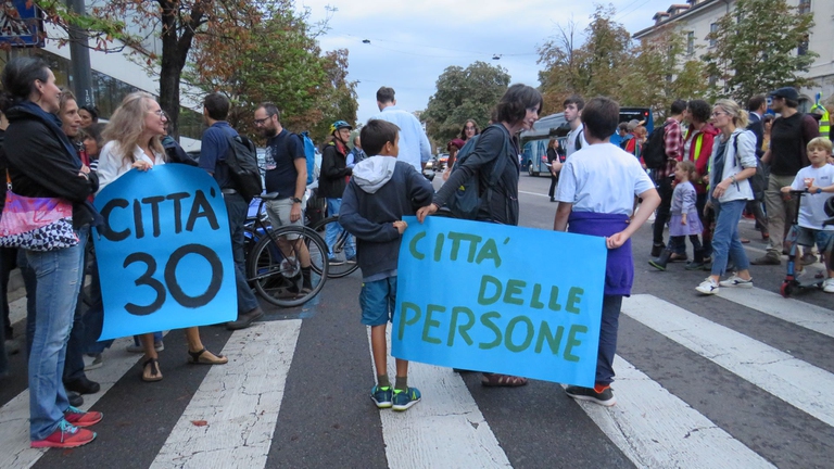 manifestazione, milano