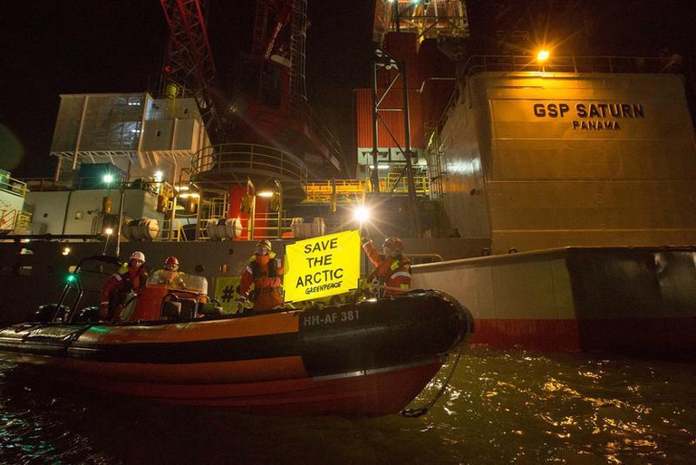 Greenpeace, bloccate due piattaforme petrolifere dirette in Artico