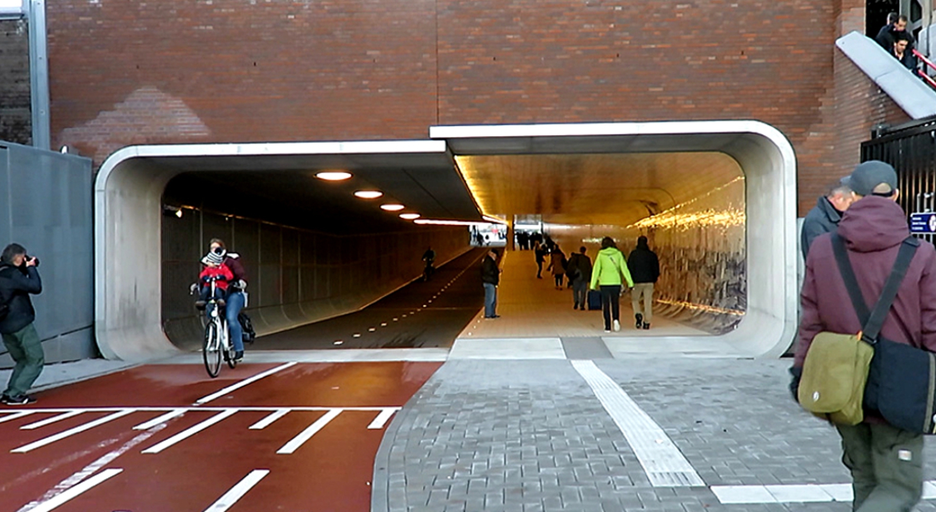 tunnel_ciclabile_stazione_amsterdam1024