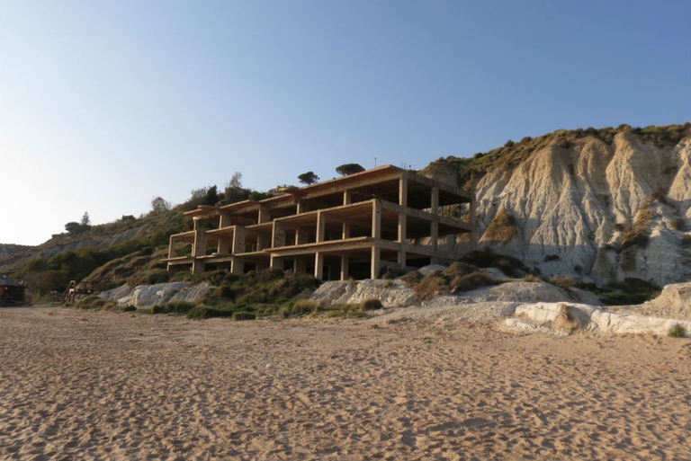 Un caso di abusivismo edilizio in Sicilia.