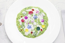 Risotto alle ortiche, salsa al Trentodoc e fiori di campo – la videoricetta