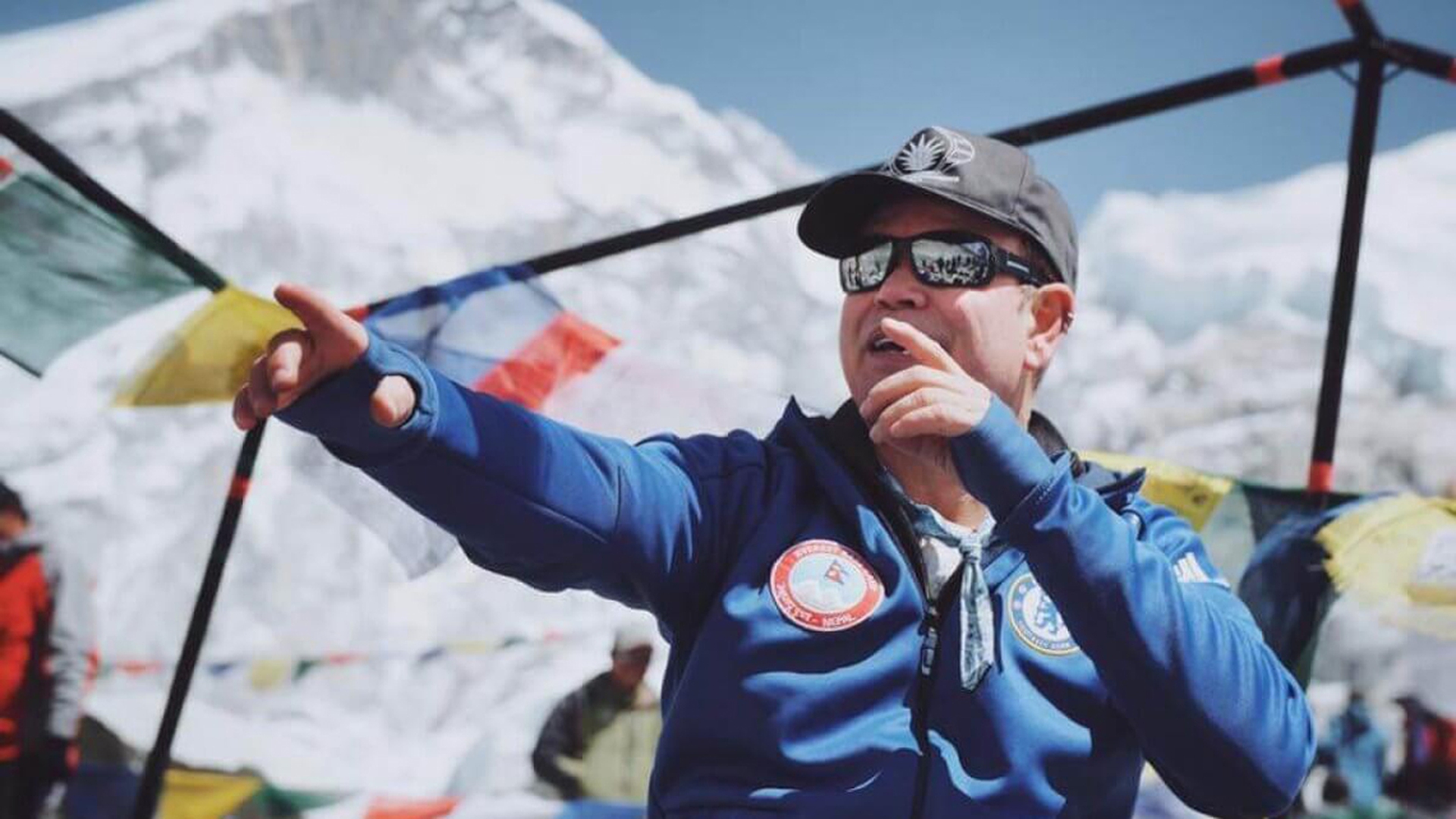 Il dj set di Paul Oakenfold con le cime himalayane sullo sfondo