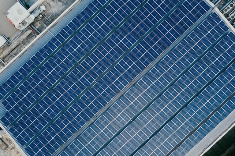 Le installazioni fotovoltaiche trascineranno la crescita delle rinnovabili nei prossimi 5 anni © Chuttersnap/Unsplash