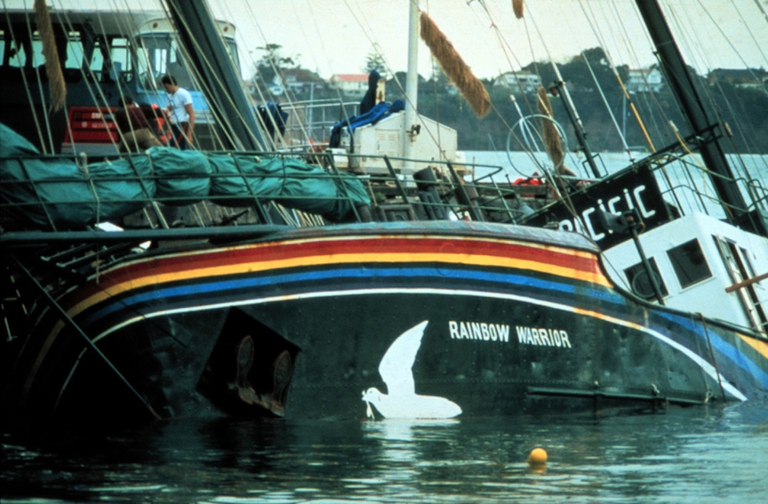 La Rainbow Warrior di Greenpeace affondata