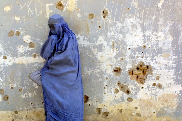 Una donna indossa un burqa a Kabul, in Afghanistan