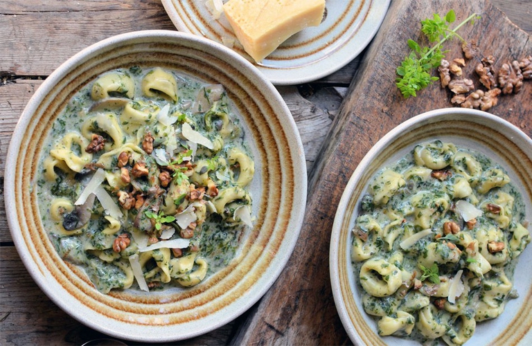 tortellini con crema di spinaci, funghi e noci