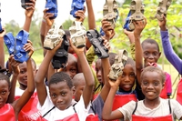 The shoe that grows, la scarpa che cresce insieme ai piedi dei bambini