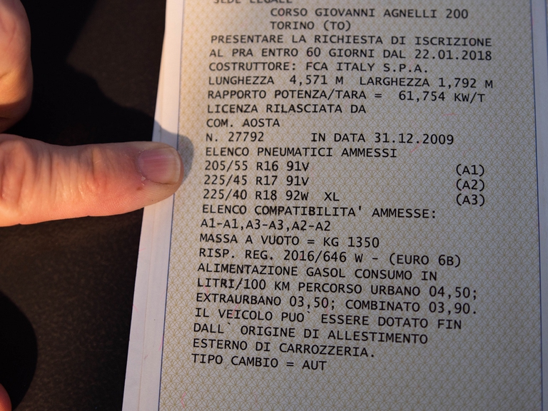 Fra i consigli della Polizia stradale sul corretto impiego degli pneumatici anche il controllo della carta di circolazione per accertarsi che misure e codici di velocità siano quelli prescritti per la nostra auto. ©Assogmomma