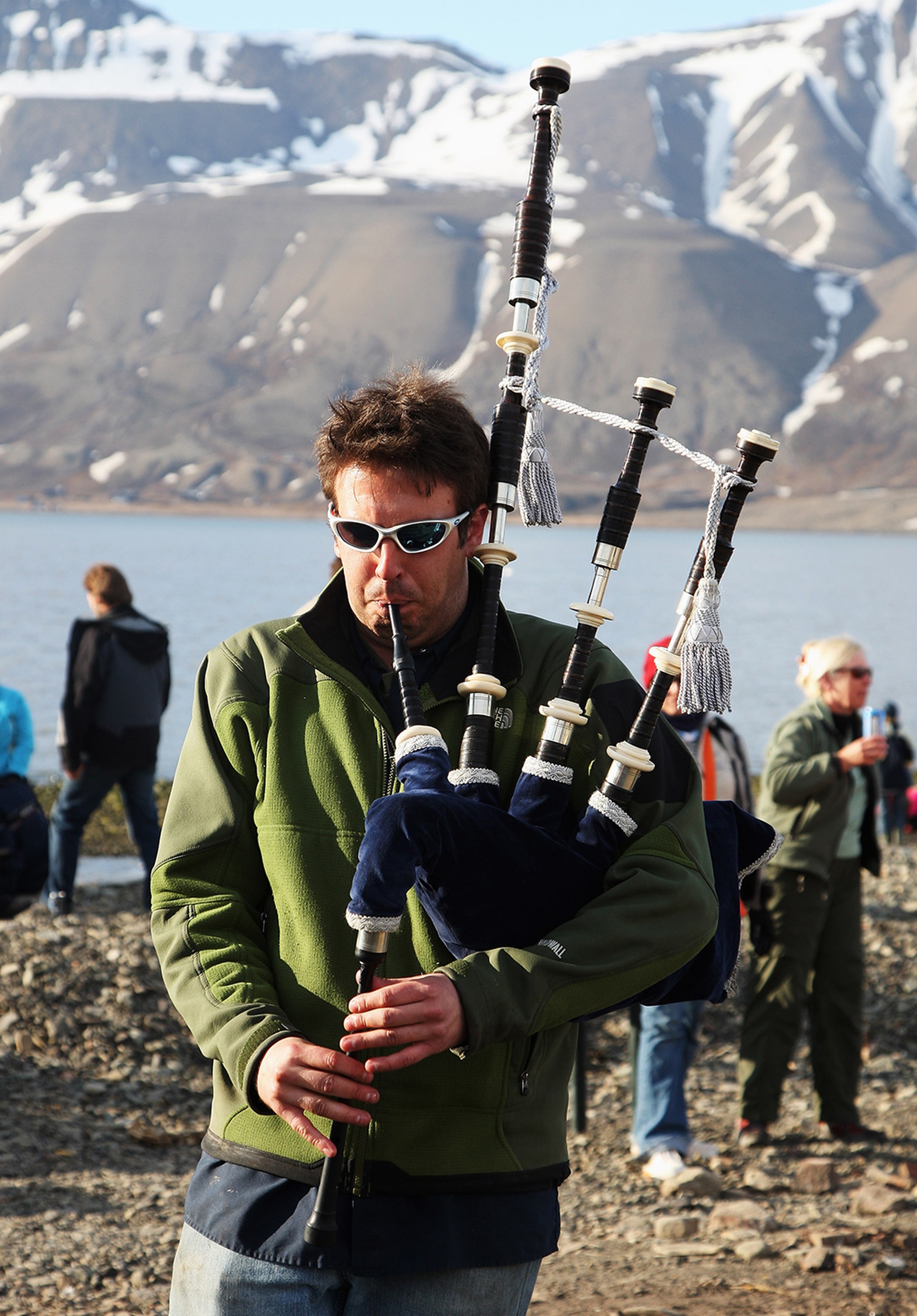 Un suonatore di cornamusa a Longyearbyen, Norvegia